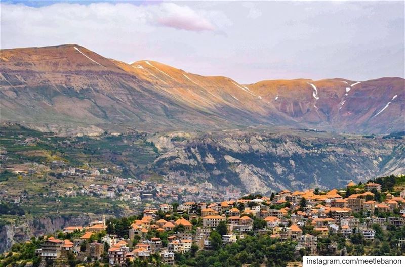 يؤبرني جمالك يا لبنان رغم كل مصايبك بتضلّلك قطعة من قلبي ❤️🇱🇧❤️يسعد صباح (Hasroun)