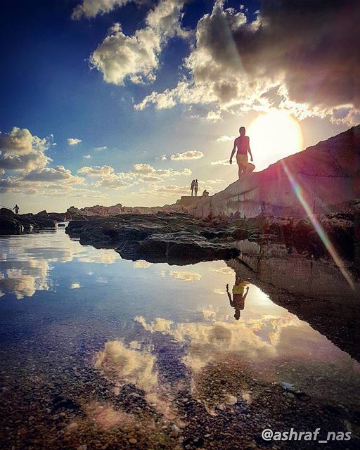 يا أكسل امرأةٍ تخطّ رسالةًيا أيتها الوهمُ الذي ما أشبَعَا...أنا من هواكِ... (Tyre, Lebanon)