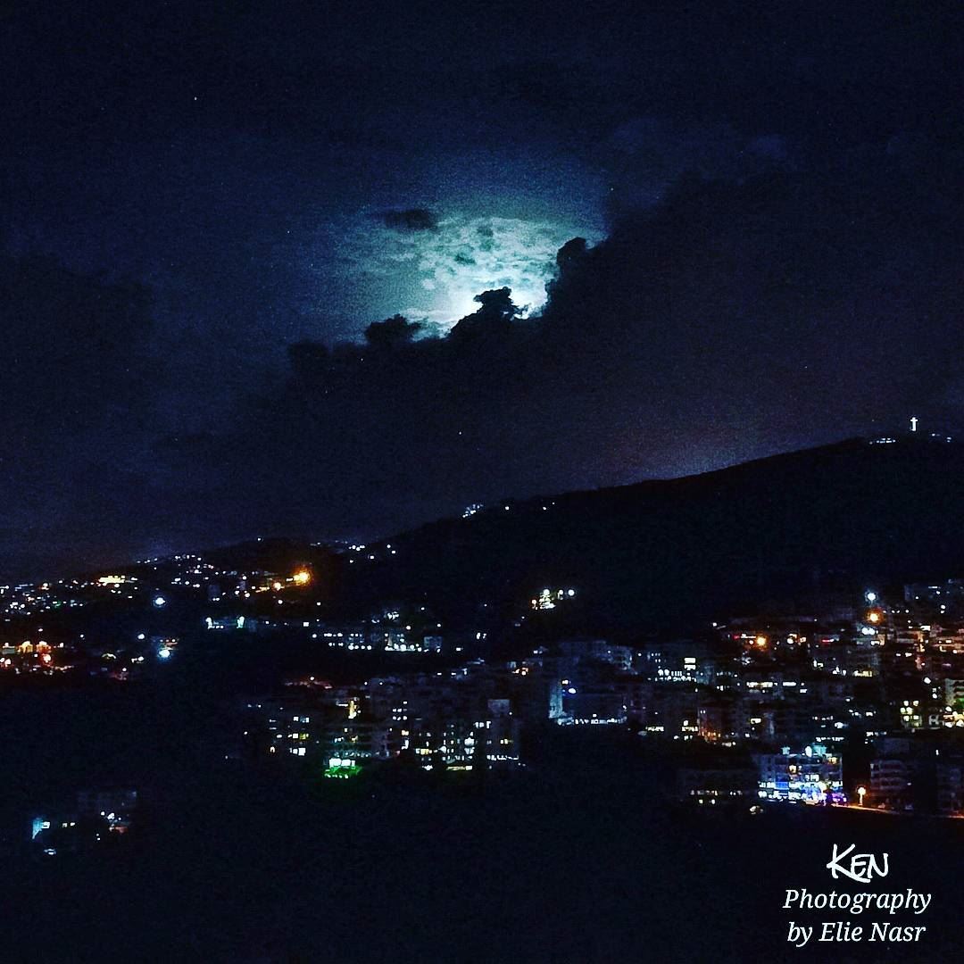 ...يا حبيبي بعتم الليلنطرتك وسهرت الليللون عيونك لون الليلعيوني ع غيابك (Fanar, Mont-Liban, Lebanon)