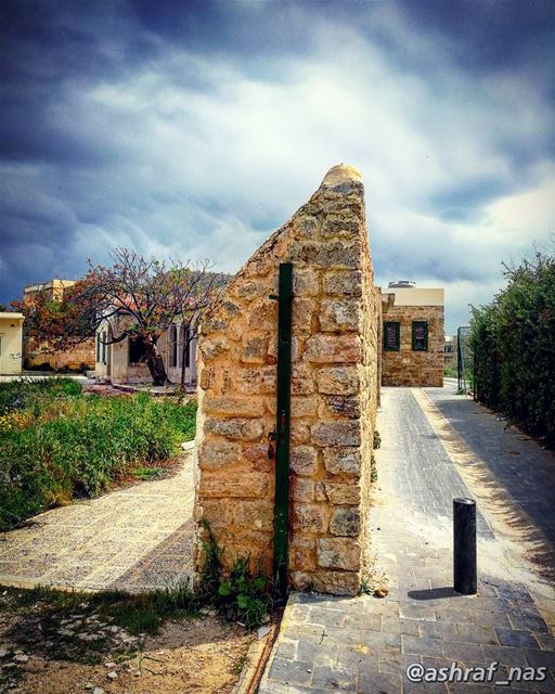 يا حبيبي... وبحبك ع طريق غياببمدى لا بيت يخبينا ولا باب... livelovetyre ... (Tyre, Lebanon)