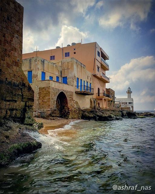 يا حلو شو بخاف أني اسألككنو بعد بتحبنيقد البحر قد الدنييبفزع لتضجر من سؤ (Tyre, Lebanon)