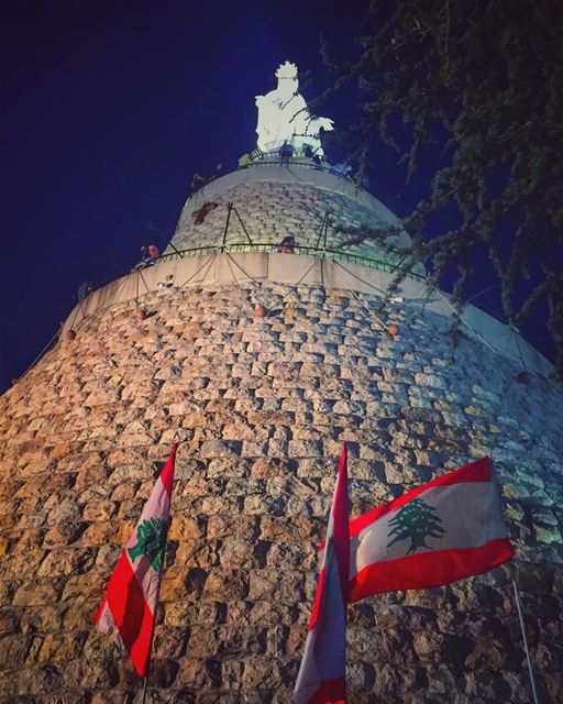 يا رفيقة الإيام، بالصلاة والإيمان اغمُرينا بالسلام والهنا والأمان وفيضي ع (The Lady of Lebanon - Harissa)