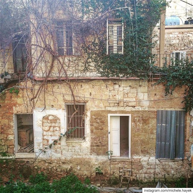 يا سنين اللي رحتي" إرجعيلي...إرجعيلي شي مرة إرجعيلي...ورديلي الضحكات اللي ر (Beirut, Lebanon)