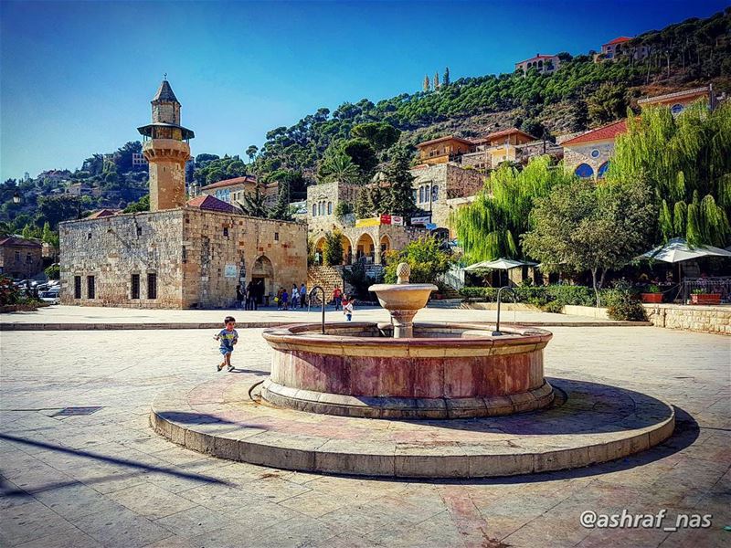 يا سنين اللي رحتي ارجعيليارجعيلي شي مرة ارجعيلي...وانسيني ع باب الطفولةت (Dayr Al Qamar, Mont-Liban, Lebanon)