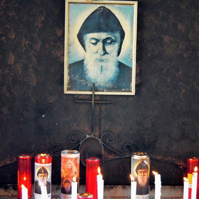 يا شربل ساعدنايا شربل حمينا، حمينا... stcharbel prayer  candels ...