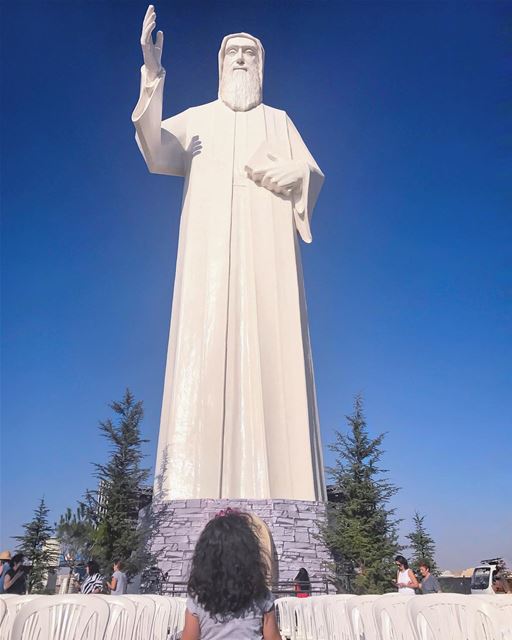 يا غافي وعيونك لعينينا نورزهّرت عجفونك حبّة البخّورقدّاسك الحقلة ومذبحك ا (St Charbel Faraya)