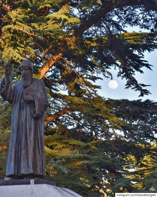 يا قديس المن عِنّا يا شربل صلّي عَنّا 🙏🏻🕯... (Mazar Saint Charbel-Annaya)