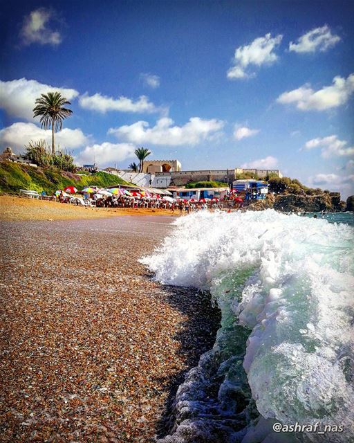 يا من تتنزّه فوق البر، وجسمي تمضغه الأنواءإنّي في الماء، وصوتك يأتيني من ت (Tyre, Lebanon)