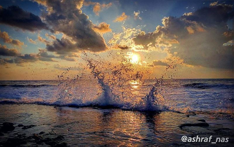 يا من صورت لي الدنيا كقصيدة شعروزرعت جراحك في صدري وأخذت الصبر...ان كنت أ (Tyre, Lebanon)