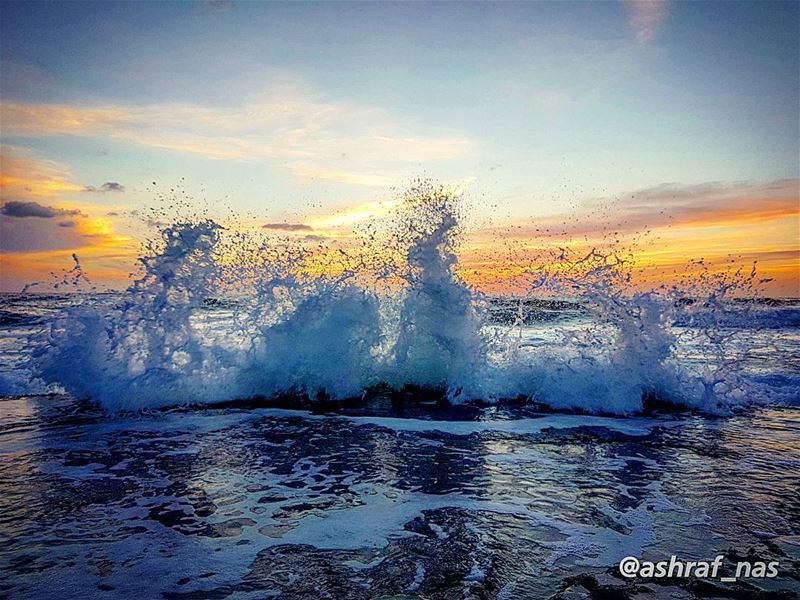 يا من يفكر في صمت ويتركنيفي البحر أرفع مرساتي وألقيها...ألا تراني ببحر ال (Tyre, Lebanon)