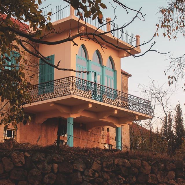 يا ورق الأصفر .. عم نكبر عم نكبرالطرقات البيوت .. عم تكبر عم تكبر 🍂🏠💙... (Beïno, Liban-Nord, Lebanon)