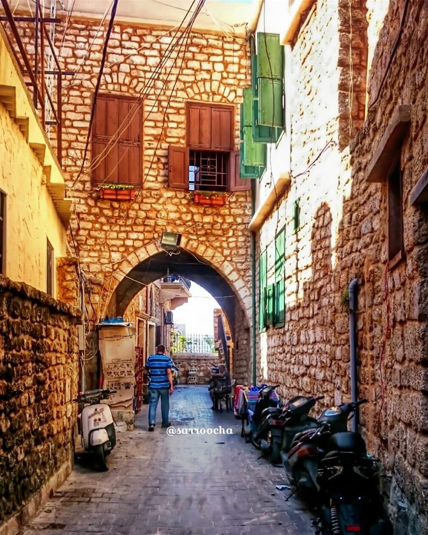 يستحيل أن لا تستشعر الماضي العريق لمدينة صور عندما تتجول في حاراتها و أزقته (Tyre, Lebanon)