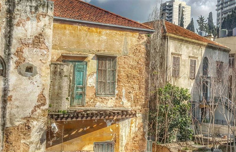 يسعد صباحك يا حلو يسعد مكان بتنزلو لما النسيم بيزورنا عنك يا ولف منسألو... (Achrafieh - Mar Mikhael)