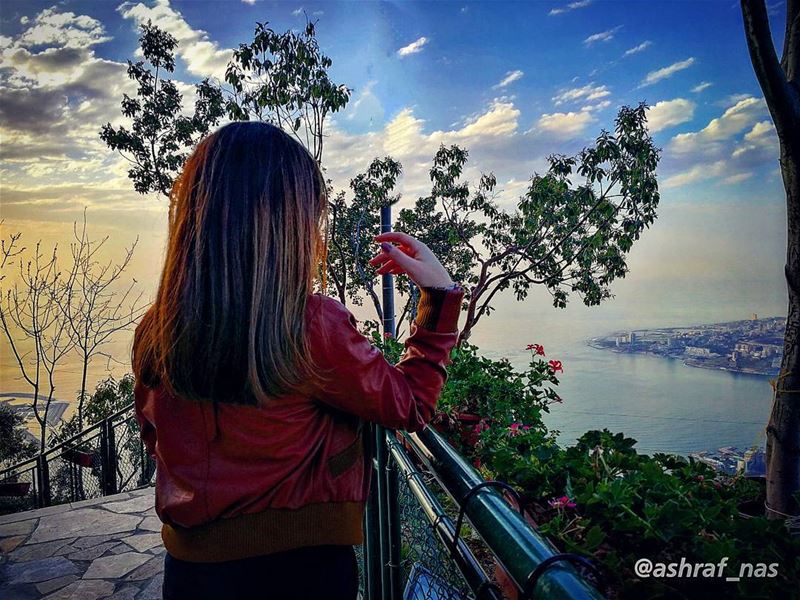 يسمعني حين يراقصنيكلمات ليست كالكلمات...يأخذني من تحت ذراعييزرعني في إحد (Jounieh - Harissa)