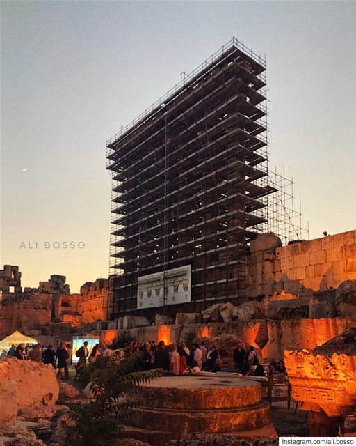 يعبرون الجسر..منتصب القامة أمشي..أحن الى خبز أمي...🎖مارسيل خليفة🎖🇱� (Temple of Bacchus)