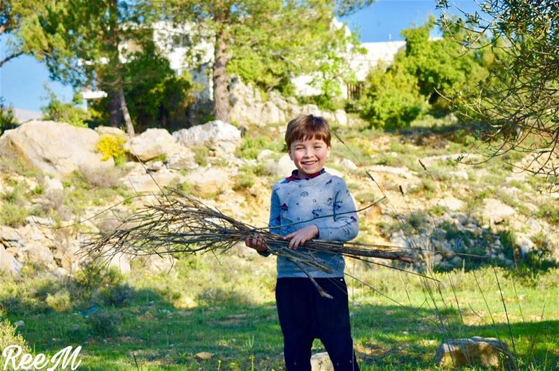 ينعاد عليكم عيد العمال:‏الملايين التي تبكي تغني تتألم في زوايا الأرض ف (Baqâata, Mont-Liban, Lebanon)