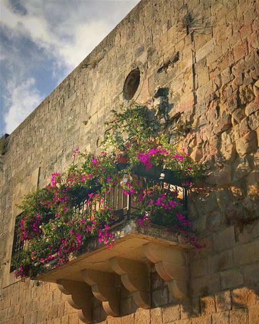 ڤندرودي ترازقاعدين عالبلكون،عيدا لتريزوصاحبتا ايڤون... (Serail El Bek)