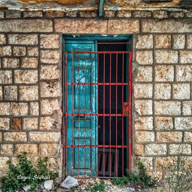 ᎠϴΝ'Ͳ ᎷᏆՏՏ ͲᎻᎬ ϴᏢᎬΝ ᏔᏆΝᎠϴᏔՏ ͲᎡᎽᏆΝᏀ Ͳϴ ᏴᎪΝᏀ ᎠϴᏔΝ ᏞϴᏟᏦᎬᎠ ᎠϴϴᎡՏ••••... (Falougha, Mont-Liban, Lebanon)