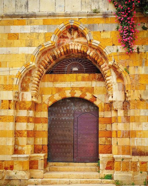 - ℬℰ Ꭿℕ Ꮎℙℰℕℰℛ Ꮎℱ ⅅᎾᎾℛЅ ! 🚪 • ————————————•Fujifilm 📷©️All rights... (Deïr El Qamar, Mont-Liban, Lebanon)