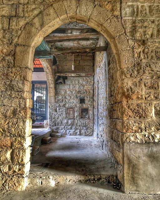💚❤️🏠💛💙 oldhouse  loveoldpics  vintagestyle  oldlebanon ... (Aramoun, Mont-Liban, Lebanon)