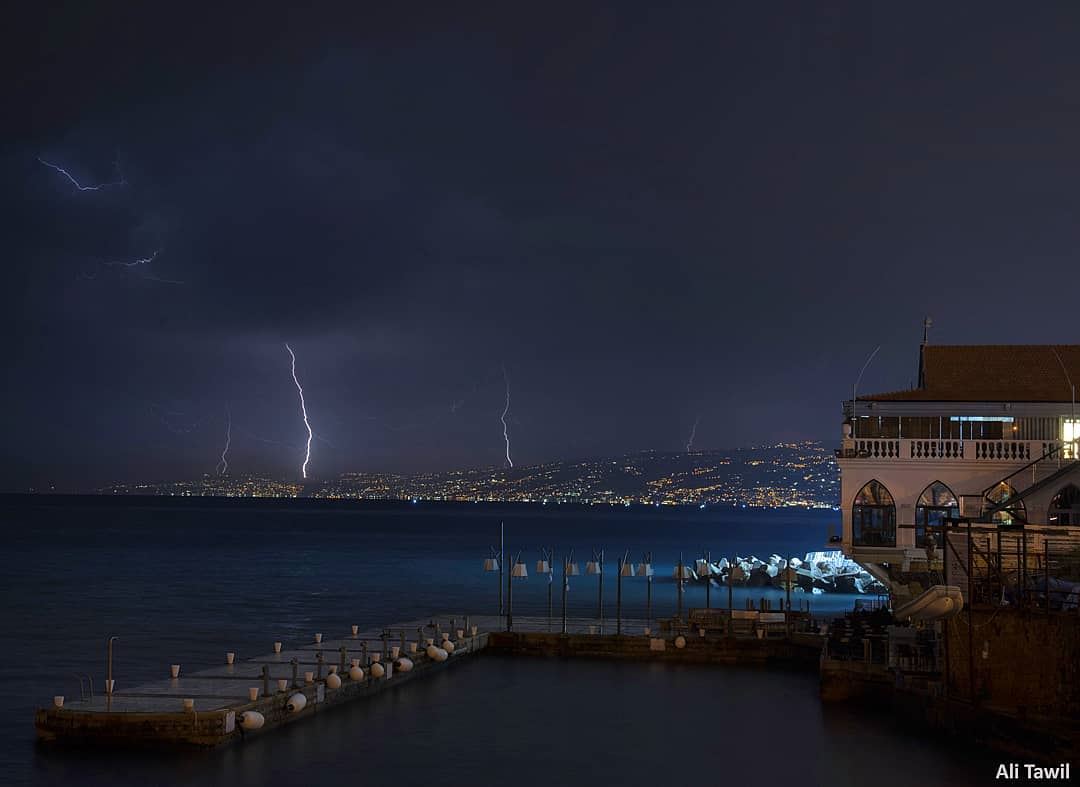 ⛈️ thunder  waterscape  city  sea  beautiful  longexposure_shots ... (Ain El Mreisse, Beyrouth, Lebanon)