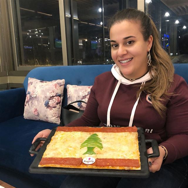 ❤️🇱🇧🇱🇧❤️ our Lebanese Flag on a tasty pizza 🍕 tasty celebrations 🎉... (Mondo’s resto-café)